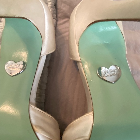 Betsey Johnson heels diamond bow white satin - Picture 6 of 8